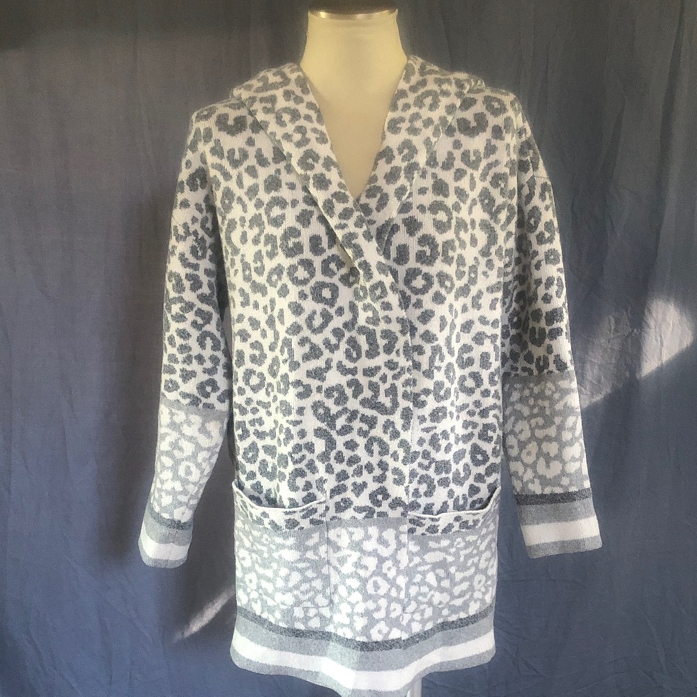 Chic Leopard Print Hooded Wrap Sweater - White and Gray